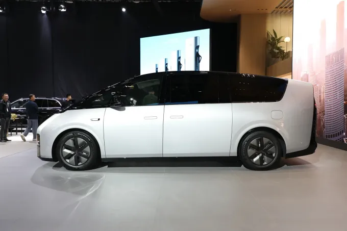 2023年 リーシアン メガ MPV 純電気自動車 544hp 4wd 200マイル フロントホイールドライブ 2